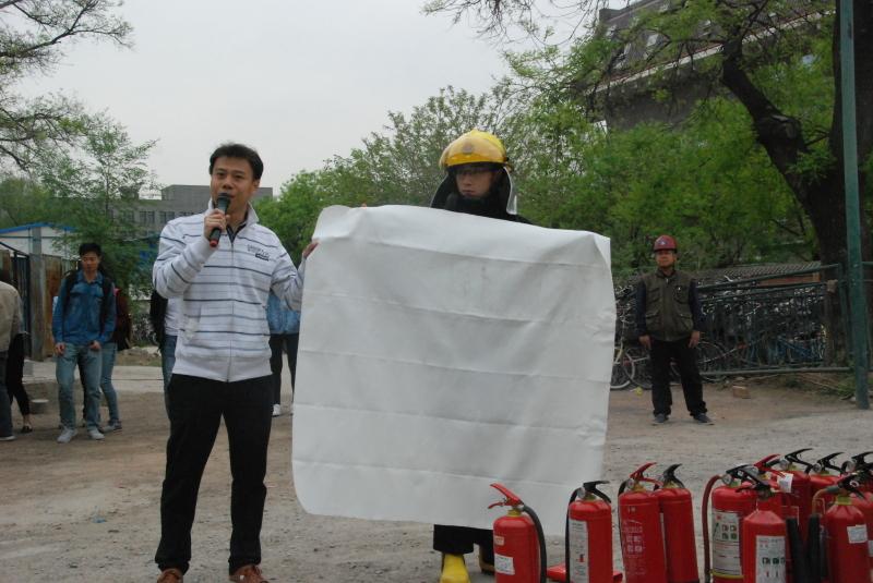 讲解灭火毯的使用方法