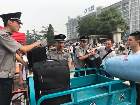 保安志愿者服务队为新生运